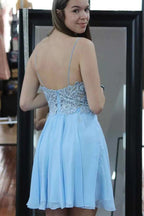 Robe de bal bleu clair trapèze à fines bretelles et applications de dentelle