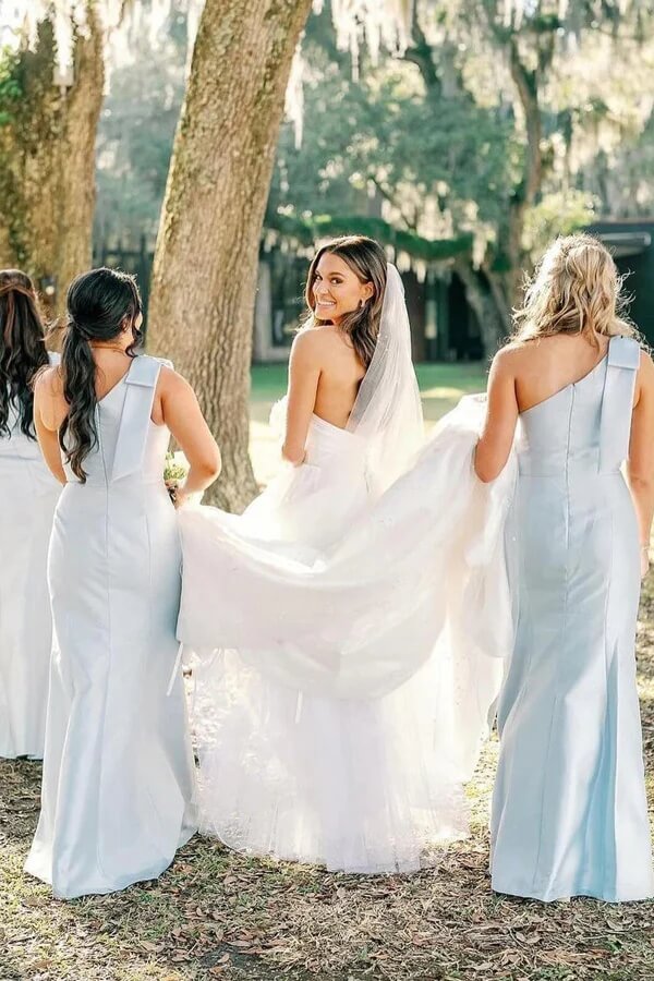 Robes de demoiselle d'honneur fourreau asymétriques en satin bleu clair, longueur au sol, à une épaule, en satin bleu clair 