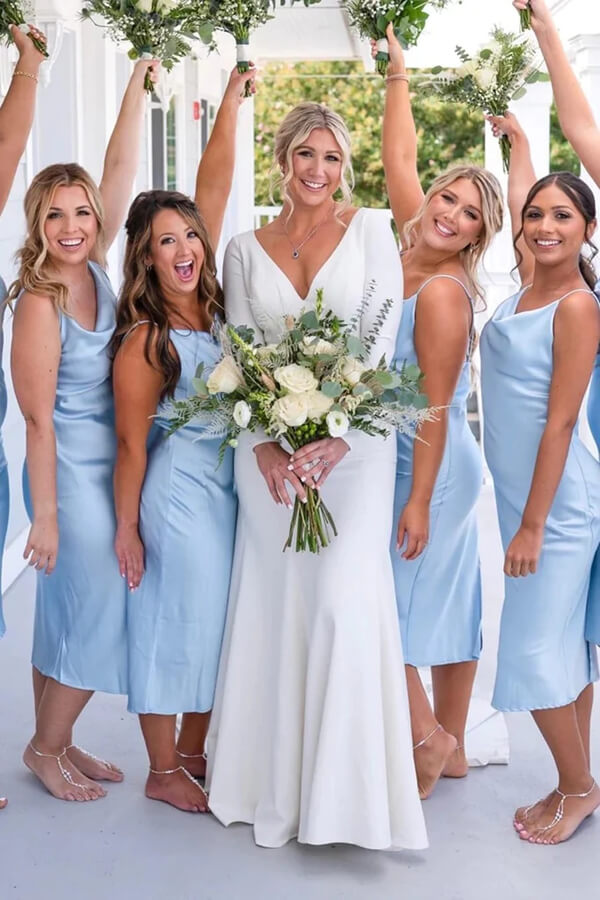 Robe de demoiselle d'honneur courte bleu clair à fines bretelles et col bénitier 