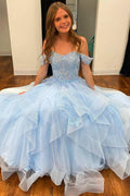 Robe de soirée de bal en tulle bleu clair, épaules dénudées et à volants, coupe trapèze