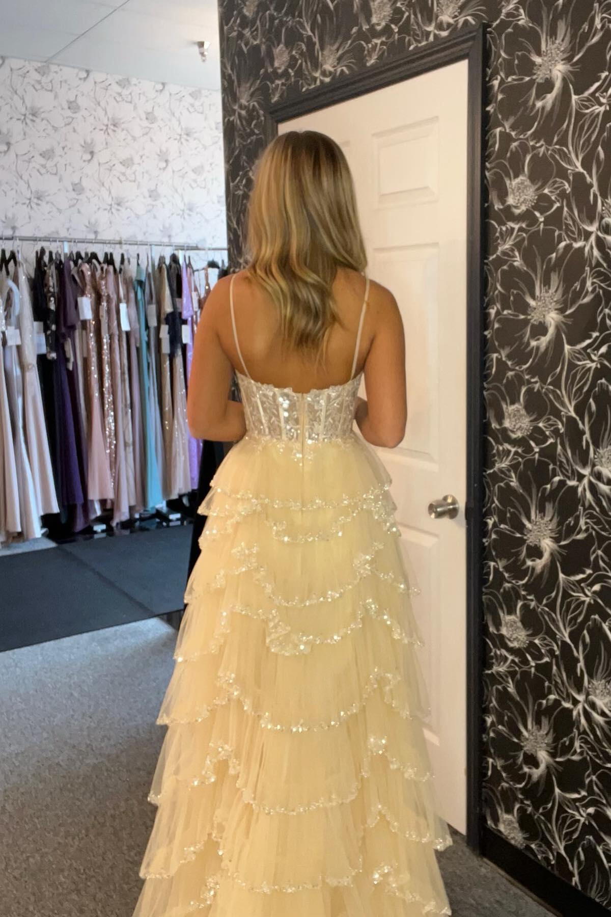 Vestido largo de fiesta negro con tirantes, malla recortada, lentejuelas y capas