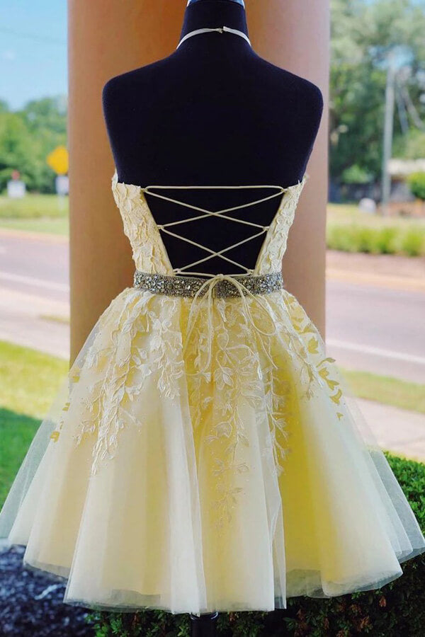 Vestidos de fiesta de bienvenida de encaje amarillo claro con cuentas, corte en A y cuello alto