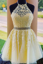 Vestidos de fiesta de bienvenida de encaje amarillo claro con cuentas, corte en A y cuello alto