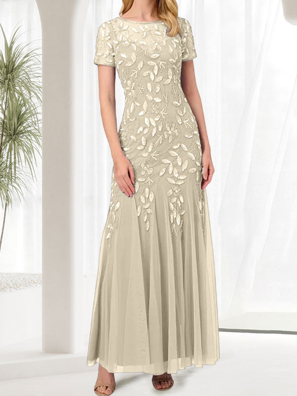 Robe longue bleue sirène à col rond ornée de perles, idéale pour la mère de la mariée