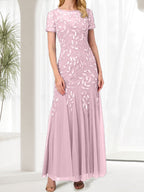 Robe longue bleue sirène à col rond ornée de perles, idéale pour la mère de la mariée
