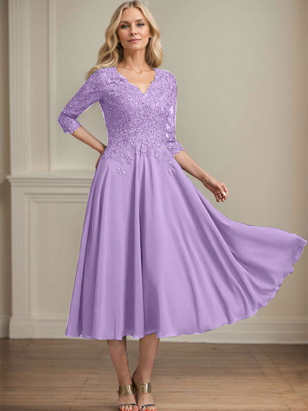 Vestido de corte A, escote en V, largo hasta la rodilla, de gasa, encaje, con lentejuelas y pedrería para la madre de la novia. 