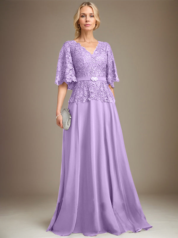 Vestido de novia de corte A, escote en V, largo hasta el suelo, de gasa y encaje, con broche de cristal y pedrería. 