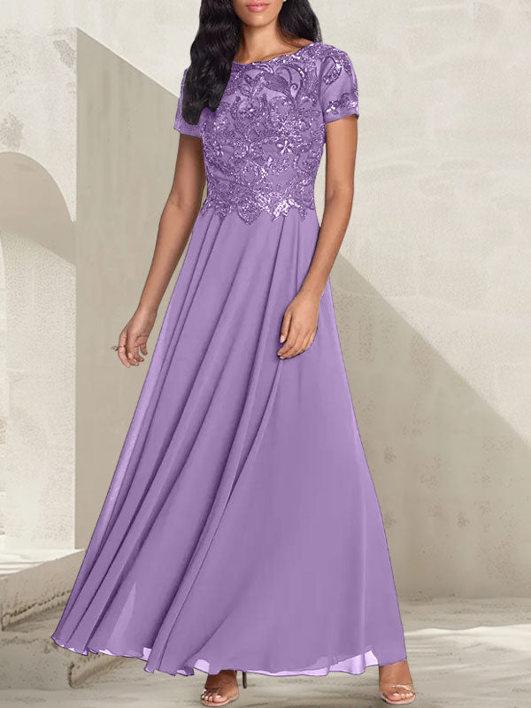 Vestido largo de corte A, color gris carbón, con escote redondo y detalles de pedrería, ideal para la madre de la novia.