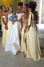 Robe de demoiselle d'honneur fourreau en satin jaune clair avec fente. 