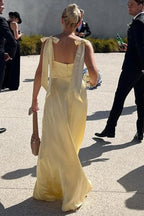 Robe de demoiselle d'honneur fourreau en satin jaune clair avec fente. 