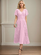 Vestido de novia de gasa de encaje, corte en A, escote en V y largo hasta la rodilla. 
