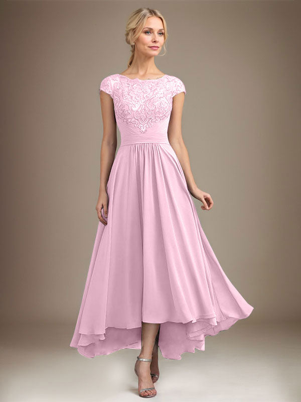 Vestido de novia de corte asimétrico, corte en A, escote ilusión, encaje y gasa con pliegues. 