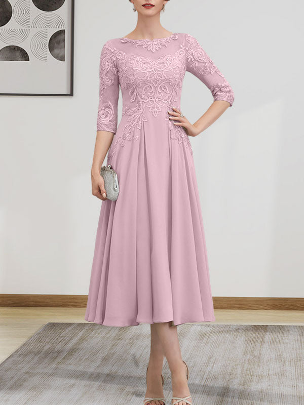 Robe de mariée trapèze en mousseline de soie et dentelle, longueur thé, ornée de perles et de sequins, avec décolleté en A et effet illusion.