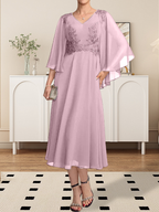 Vestido de corte A, escote en V, largo hasta la rodilla, de gasa, encaje, con lentejuelas y pedrería para la madre de la novia.