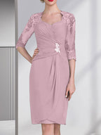 Vestido de corte recto/columna, escote corazón, largo hasta la rodilla, de gasa, con apliques de cuentas, encaje, lentejuelas y pliegues para la madre de la novia.