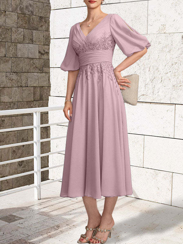 Vestido de novia de gasa de encaje, corte en A, escote en V y largo hasta la rodilla, con pliegues.