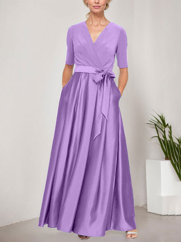Vestido de baile con escote cruzado, falda amplia de satén y corpiño de jersey. 