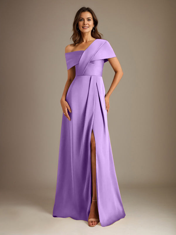 Robe de mère de la mariée en satin, coupe trapèze, décolleté asymétrique et plis. 