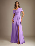 Robe de mère de la mariée en satin, coupe trapèze, décolleté asymétrique et plis. 