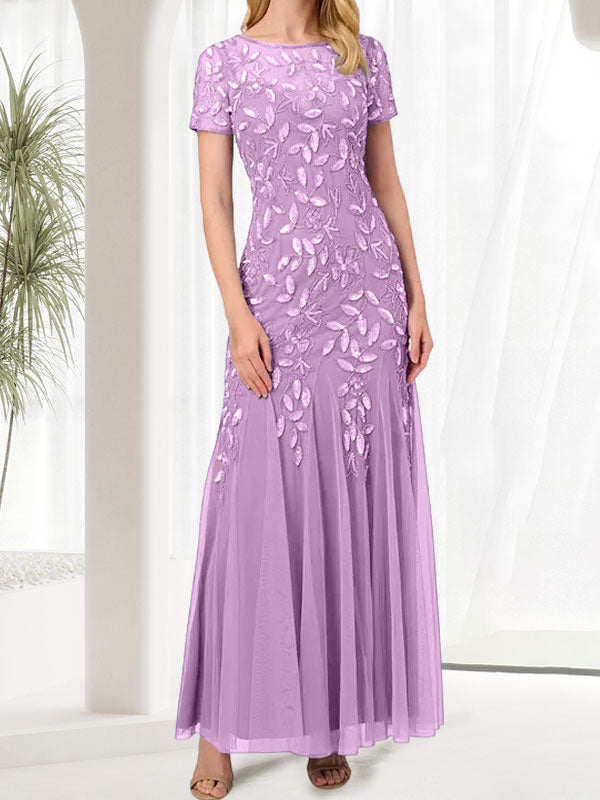 Robe longue bleue sirène à col rond ornée de perles, idéale pour la mère de la mariée
