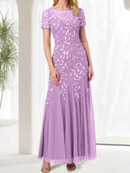 Robe longue bleue sirène à col rond ornée de perles, idéale pour la mère de la mariée
