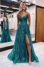 Robe de bal longue trapèze à fines bretelles en tulle et dentelle, sans manches et fendue.