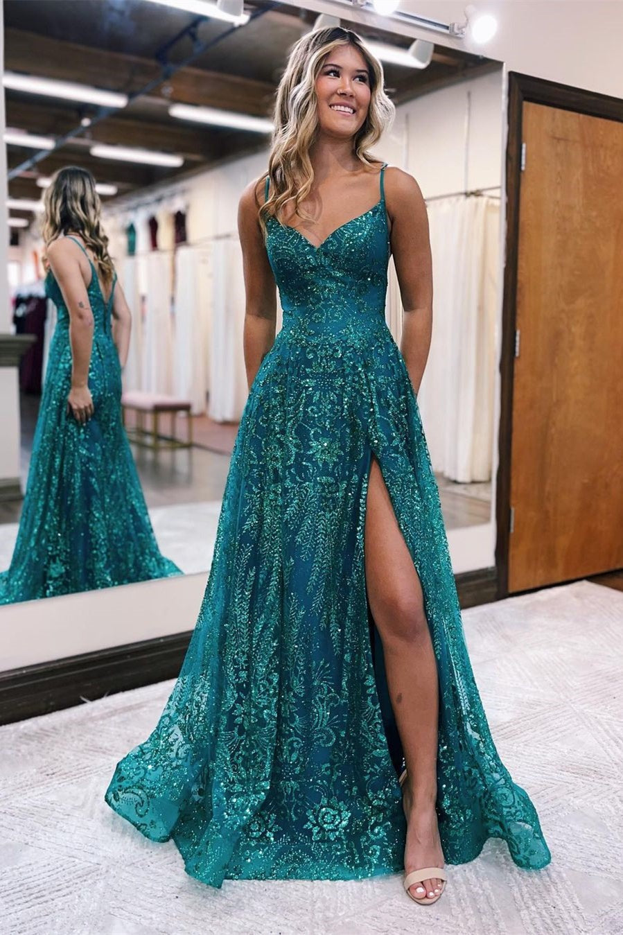 Robe de bal longue trapèze à fines bretelles en tulle et dentelle, sans manches et fendue.
