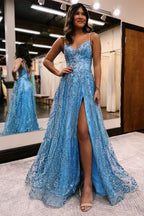 Robe de bal longue trapèze à fines bretelles en tulle et dentelle, sans manches et fendue.