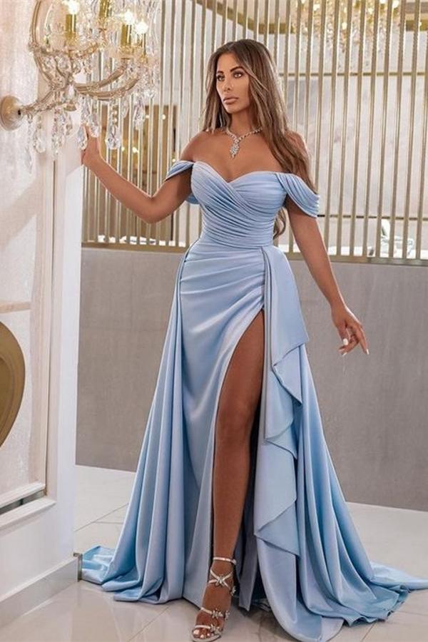 Robe de bal longue sirène en satin froncé, épaules dénudées et fente.
