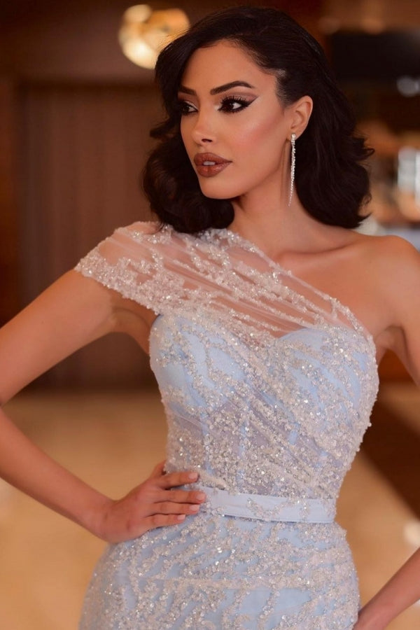 Robe de bal longue sirène asymétrique en satin à sequins et fente.