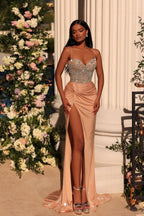 Robe de bal sirène longue en satin à fines bretelles et décolleté cœur, fendue, avec fente.