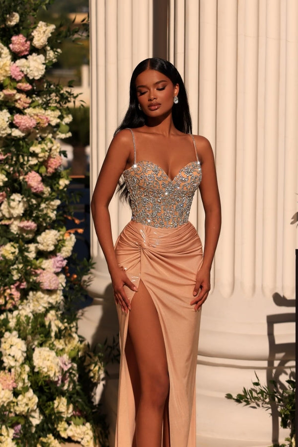 Robe de bal sirène longue en satin à fines bretelles et décolleté cœur, fendue, avec fente.