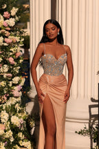 Robe de bal sirène longue en satin à fines bretelles et décolleté cœur, fendue, avec fente.