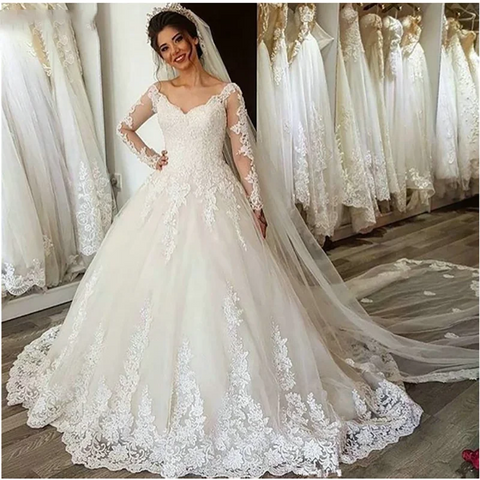 Vestido de novia de talla grande con mangas largas, escote en V, apliques de encaje y cordones.