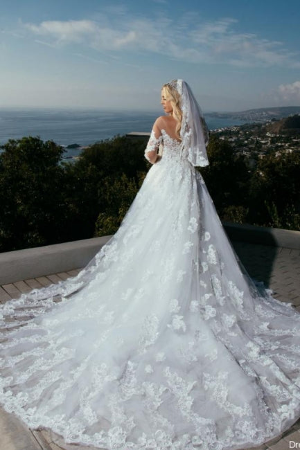 Vestido de novia princesa de corte princesa, escote corazón, manga larga y encaje.