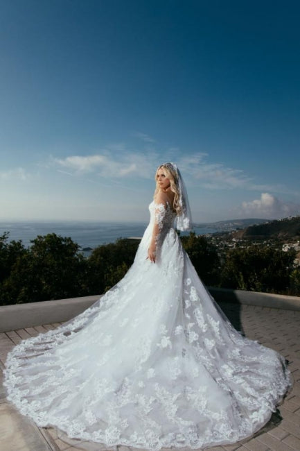 Vestido de novia princesa de corte princesa, escote corazón, manga larga y encaje.