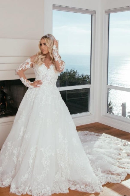 Vestido de novia princesa de corte princesa, escote corazón, manga larga y encaje.