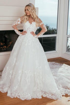 Vestido de novia princesa de corte princesa, escote corazón, manga larga y encaje.