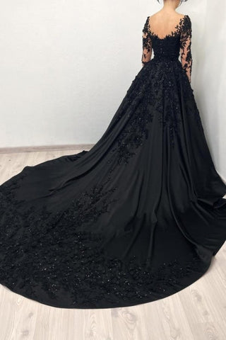 Vestido de noche negro de princesa, de manga larga y escote corazón.