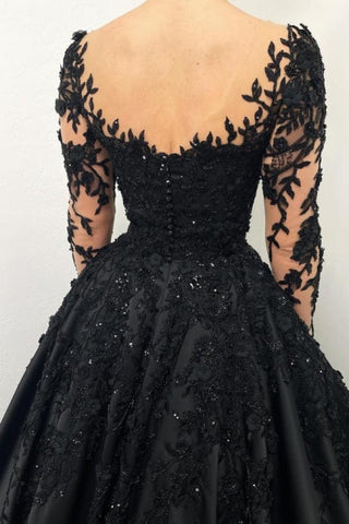 Vestido de noche negro de princesa, de manga larga y escote corazón.
