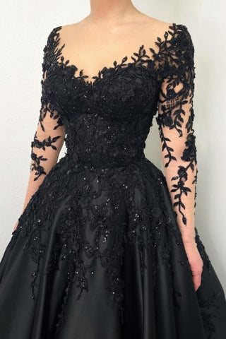 Vestido de noche negro de princesa, de manga larga y escote corazón.