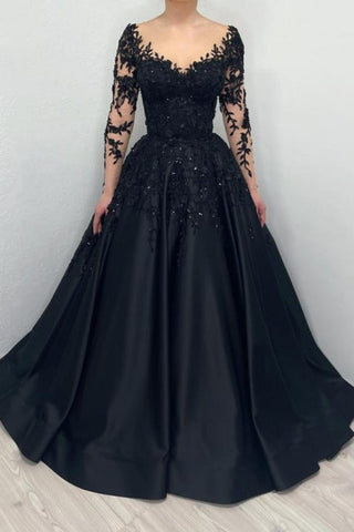 Vestido de noche negro de princesa, de manga larga y escote corazón.