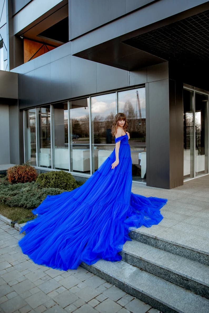 Vestido largo de tul azul real con cola SYP16