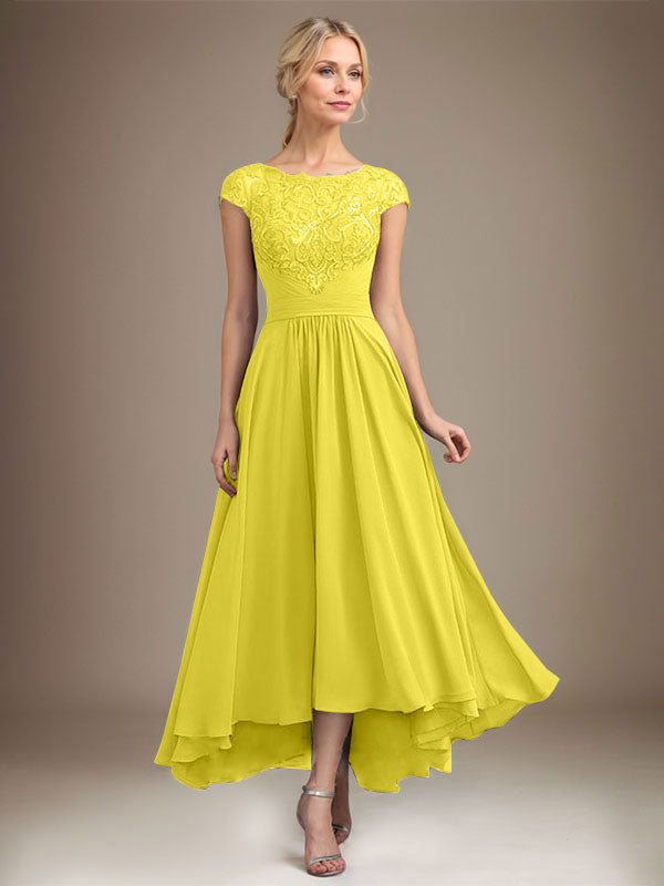 Vestido de novia de corte asimétrico, corte en A, escote ilusión, encaje y gasa con pliegues. 