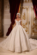 Vestido de novia largo de corte A, con hombros descubiertos, apliques, pedrería y cola.