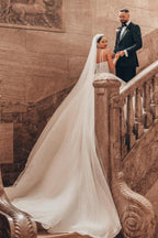Robes de mariée luxueuses, longues, en dentelle, à fines bretelles et paillettes, coupe trapèze.