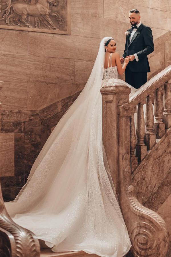 Robes de mariée luxueuses, longues, en dentelle, à fines bretelles et paillettes, coupe trapèze.