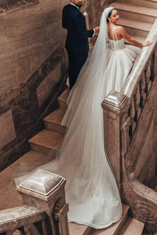 Robes de mariée luxueuses, longues, en dentelle, à fines bretelles et paillettes, coupe trapèze.