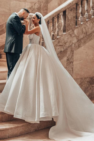 Robes de mariée luxueuses, longues, en dentelle, à fines bretelles et paillettes, coupe trapèze.