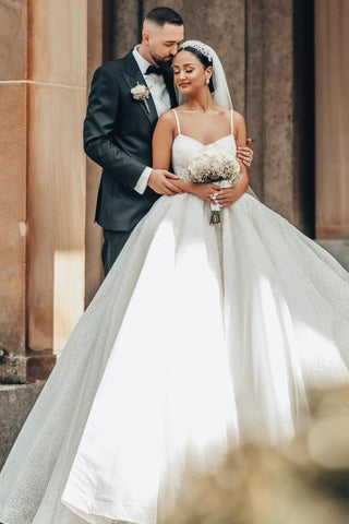 Robes de mariée luxueuses, longues, en dentelle, à fines bretelles et paillettes, coupe trapèze.